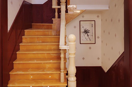 咸阳中式别墅室内汉白玉石楼梯的定制安装装饰效果